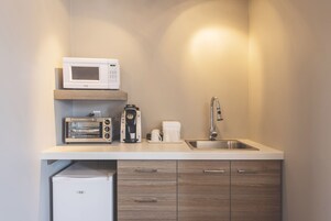 Refrigerador, microondas, placa de cocina, cafetera/tetera