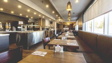 Déjeuner, dîner et souper servis sur place