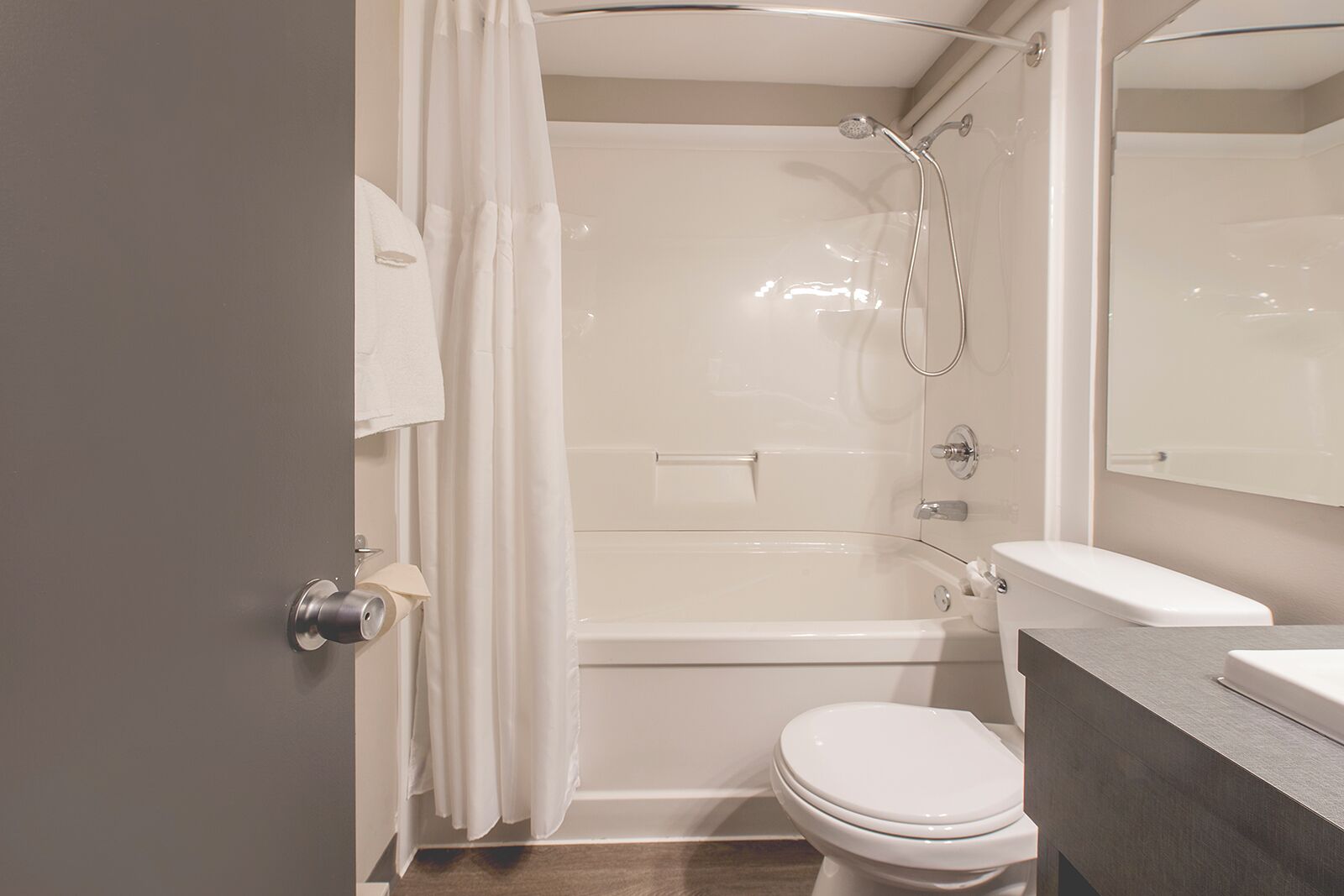 room, 2 queen beds, kitchenette (prospecteur) | bathroom | combined shower/bathtub, free toiletries, hair dryer, towels