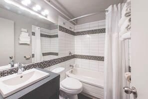 Zimmer, 1 King-Bett (Prospecteur) | Badezimmer | Duschwanne, kostenlose Toilettenartikel, Haartrockner, Handtücher