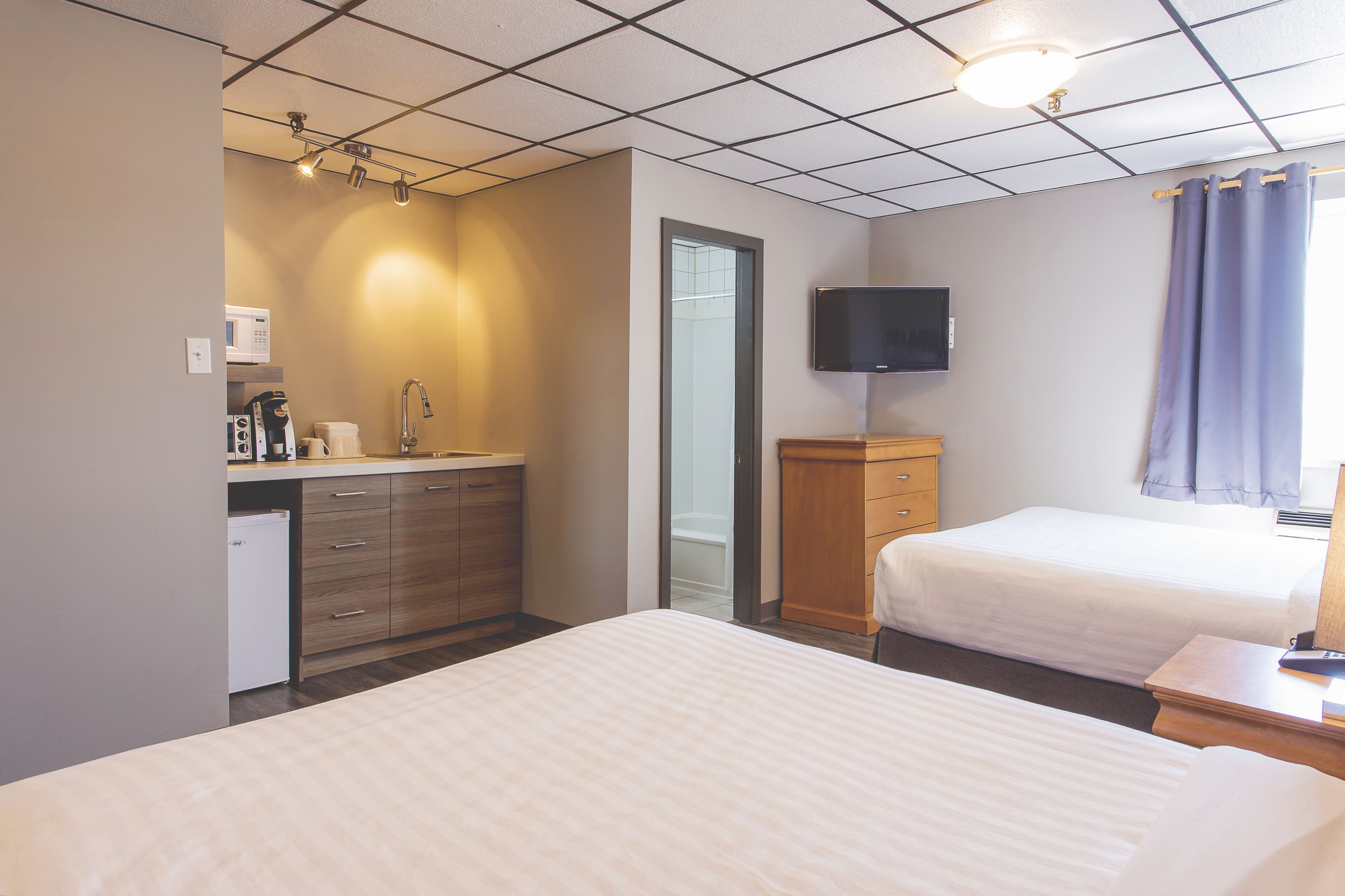 room, 2 queen beds, kitchenette (prospecteur) | desk, soundproofing, iron/ironing board, free cots/infant beds