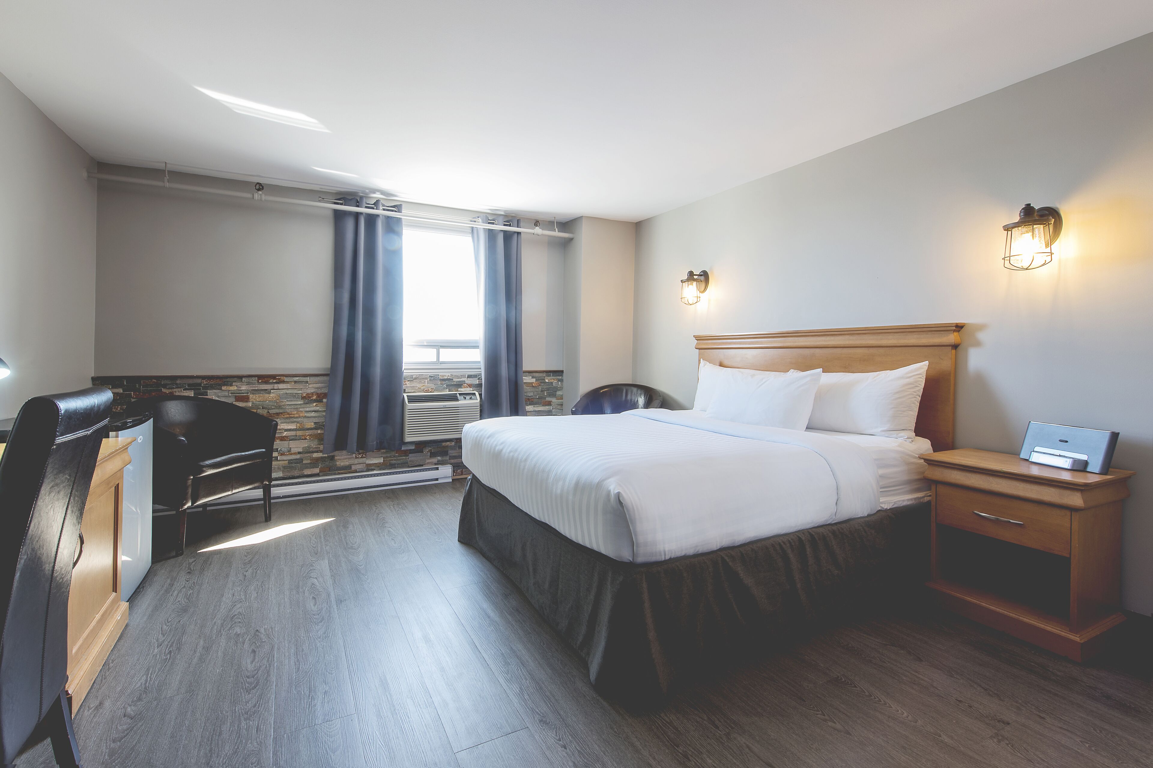 room, 1 queen bed, kitchenette (prospecteur) | desk, soundproofing, iron/ironing board, free cots/infant beds