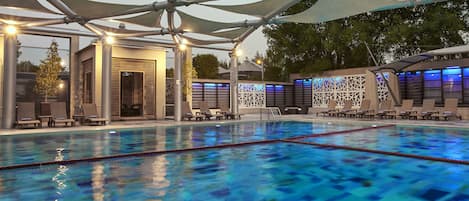 Piscine extérieure, chaises longues