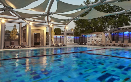 Alberca al aire libre y camastros