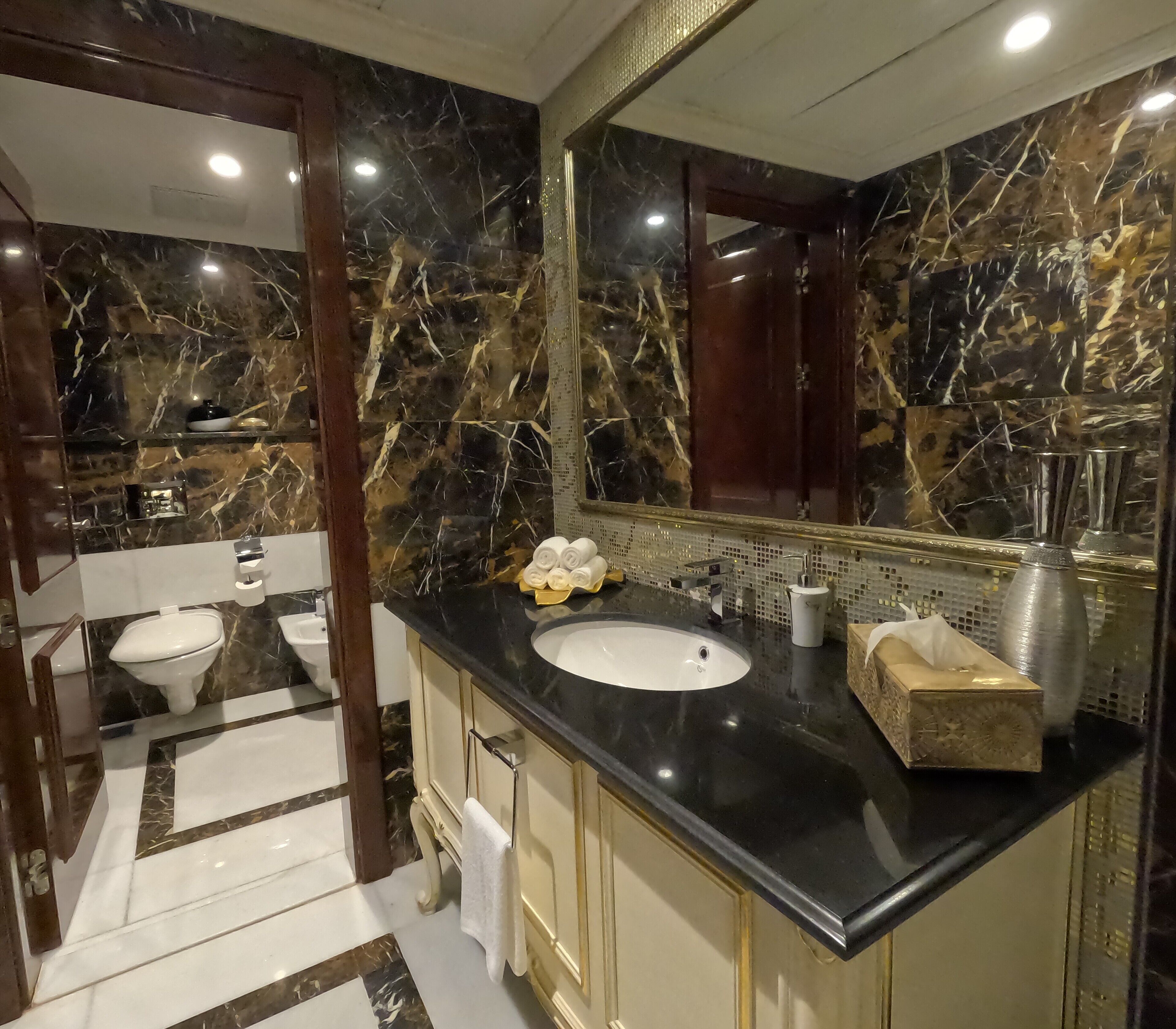 combined shower/bathtub, rainfall showerhead, free toiletries