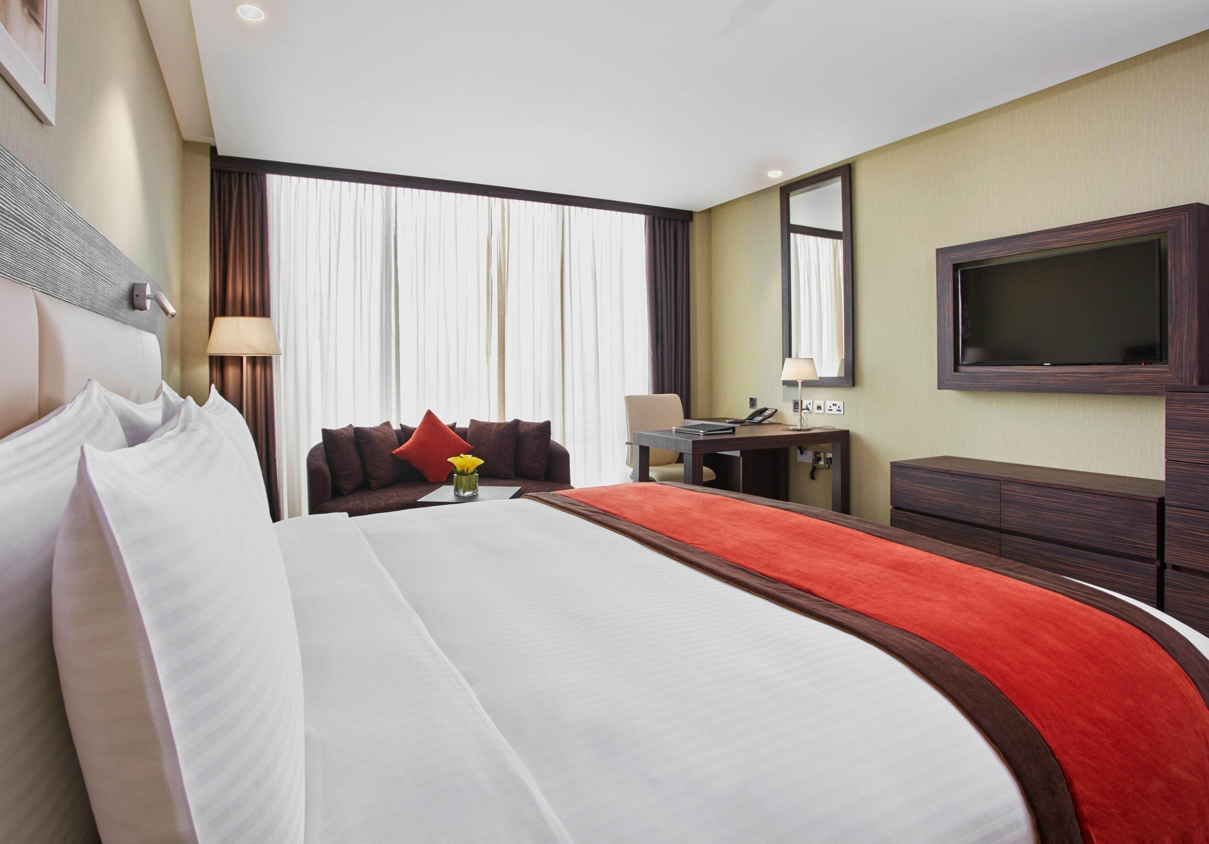 Peralatan tempat tidur premium, bar mini, peti besi dalam bilik, meja 