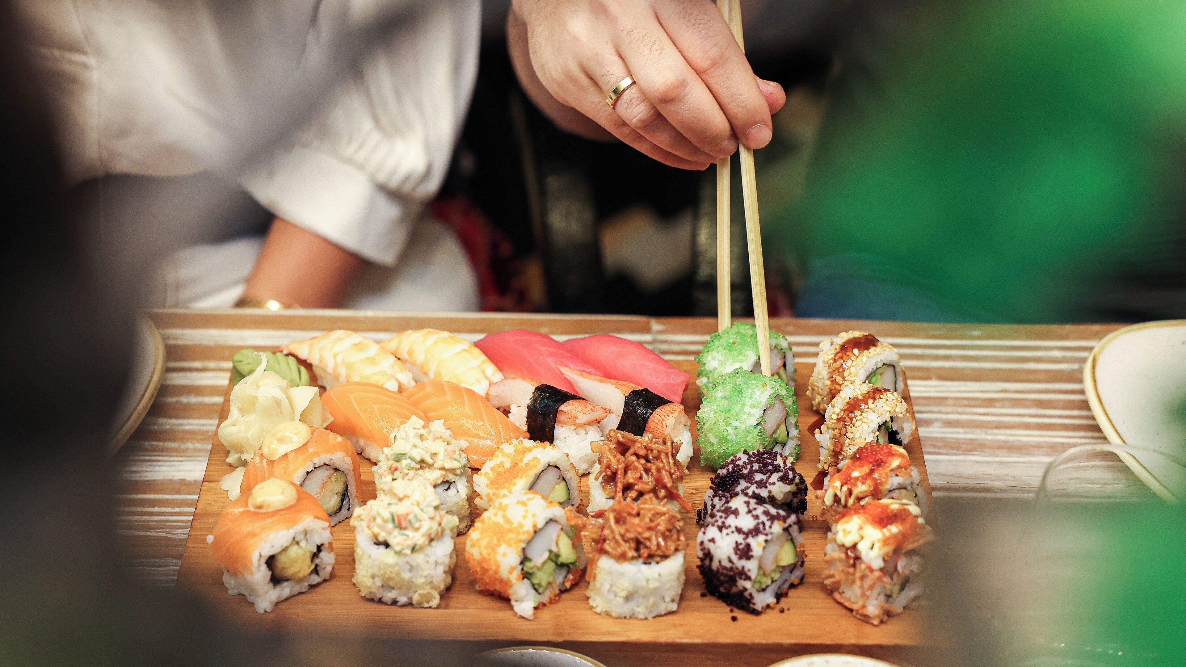 Ett urval av sushi serverat på ett träfat.