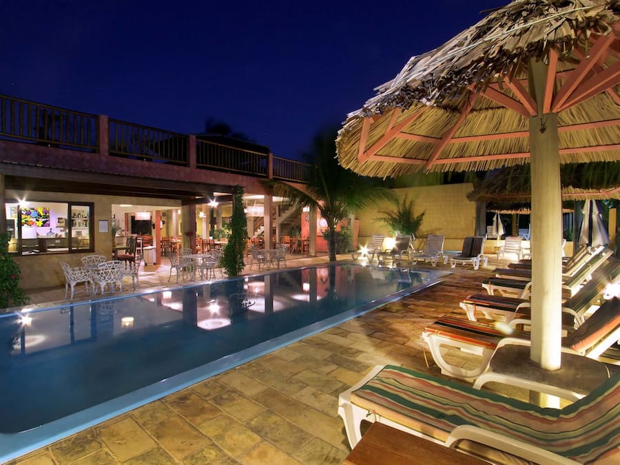 Kolam renang outdoor, dengan kursi berjemur