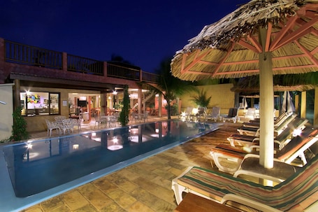 Outdoor pool, sun loungers. Pousada Só Alegria