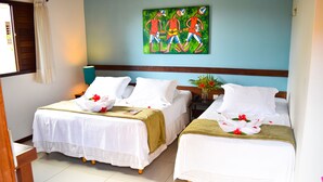 A hotel room with two beds, a painting on the wall, and a window with curtains. - Pousada Só Alegria (São Miguel do Gostoso)