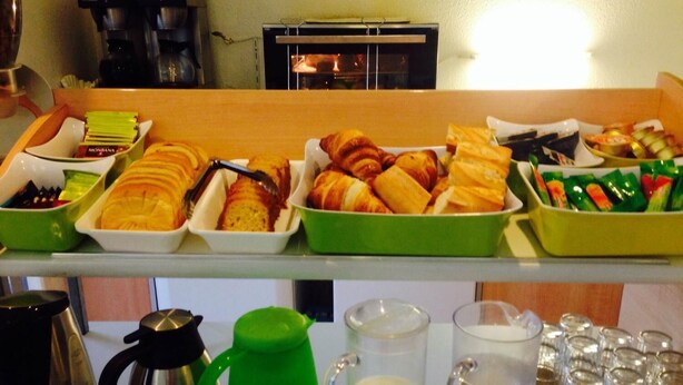Un buffet proposant une variété de plats et de boissons.