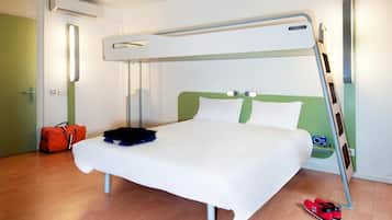 Literie de qualité supérieure, bureau, lits bébé (gratuits)