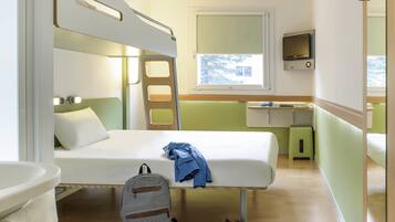 Dreibettzimmer, Mehrere Betten | Hochwertige Bettwaren, Schreibtisch, kostenlose Babybetten, BettwÀsche