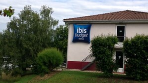 Un bâtiment sur lequel on peut voir une enseigne indiquant « hôtels ibis budget ».