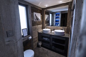 Suite, 2 Bedrooms, 2 Bathrooms | Bathroom | Shower, free toiletries, bathrobes, slippers - Hotel Le Farinet (Bagnes)