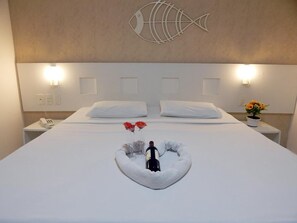 A hotel room with a large bed, white headboard, and a decorative fish wall art piece. - Perolas Do Mar Pousada (Maceio)