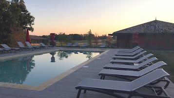 Piscine extérieure, chaises longues