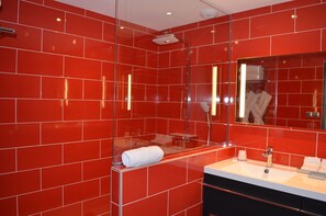 Een douche, een regendouche, gratis toiletartikelen, badjassen