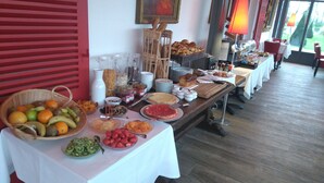 Een buffet met verschillende soorten fruit, gebak en toevoegingen.