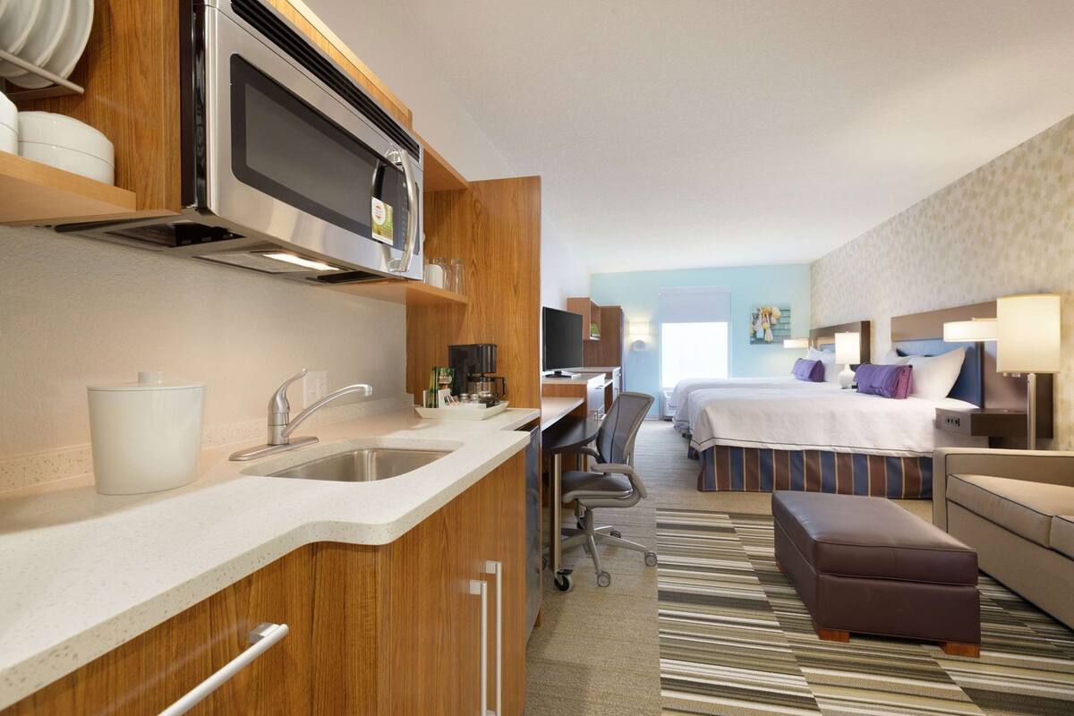Literie de qualité, bureau, espace de travail pour ordinateurs portables