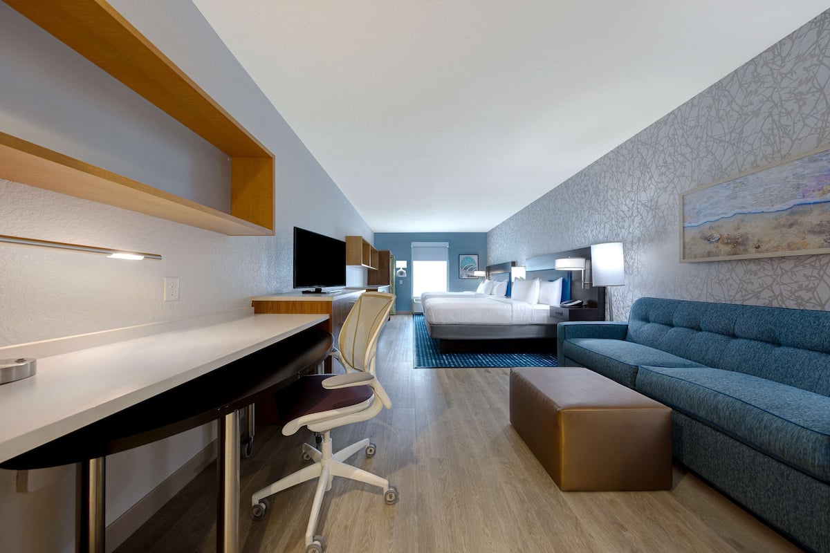 Luxe beddengoed, een bureau, een laptopwerkplek