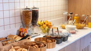 อาหารเช้าแบบบุฟเฟ่ต์ในวันธรรมดา (EUR 8.40 ต่อคน)
