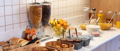Desayuno buffet entre semana (EUR 8.40 por persona)
