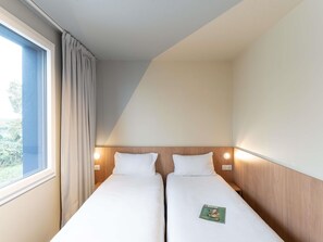 مكتب وستائر تعتيم وأسرّة أطفال/رضّع (مجانًا) وواي فاي مجانًا