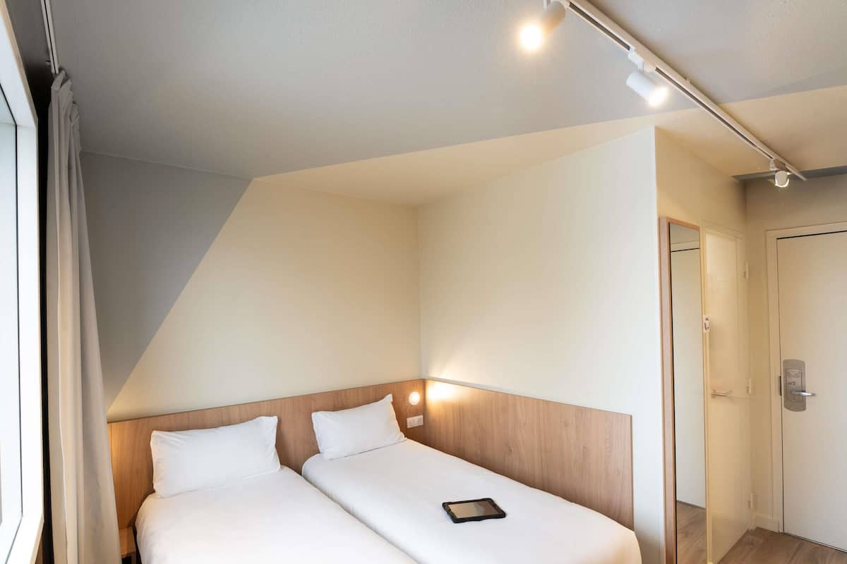 Standard Room, 2 Twin Beds | Desk, blackout drapes, free cribs/infant beds, free WiFi