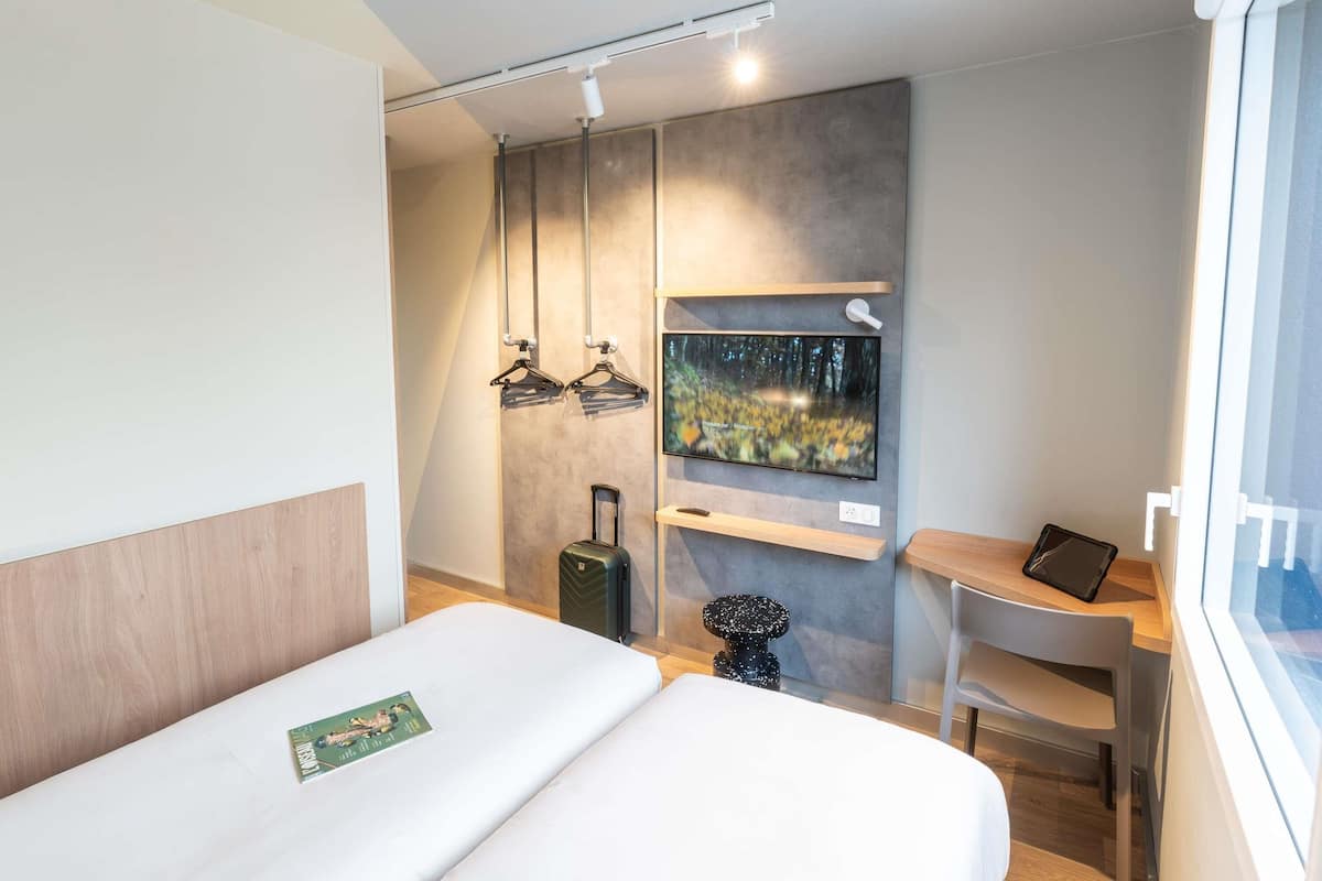 Escritorio, cortinas blackout, cunas gratuitas y wifi gratis