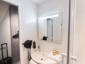 Triple Room, Multiple Beds | Desk, blackout drapes, free cribs/infant beds, free WiFi - ibis budget Rennes Cesson (Cesson-Sevigne)
