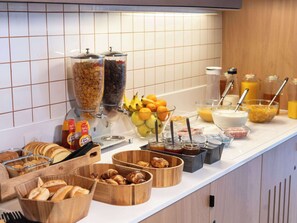Sarapan bufet setiap hari (EUR 8.40 seorang)