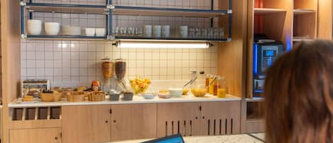 Desayuno buffet entre semana (EUR 8.40 por persona)
