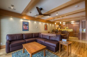 Familie appartement, 2 slaapkamers, uitzicht op gebergte | Woonruimte | Een dvd-speler