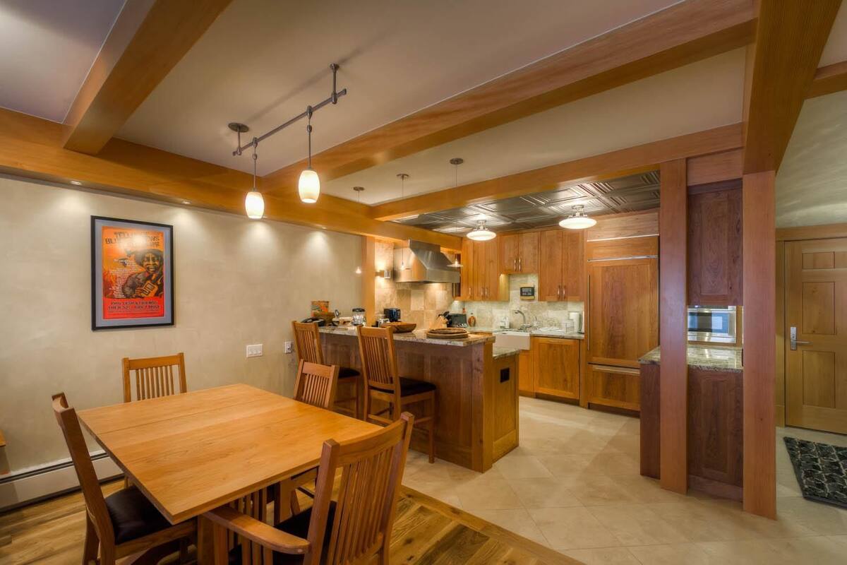 Family Condo, 2 Bedrooms, Mountainside | In-room dining
