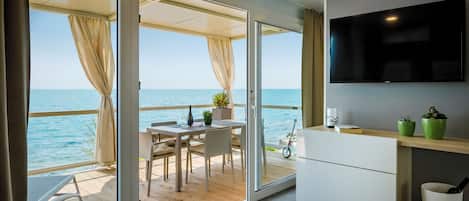 Stacaravan | Woonruimte | Een 81-inch lcd-televisie met kabelzenders en televisie