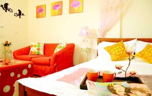 Habitación doble estándar | Edredón, decoración personalizada, escritorio y camas extra
