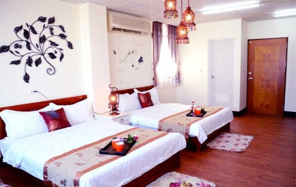 Habitación cuádruple | Edredón, decoración personalizada, escritorio y camas extra