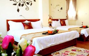 Habitación cuádruple | Edredón, decoración personalizada, escritorio y camas extra