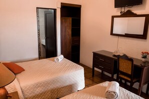 Premium bedding, in-room safe, desk, iron/ironing board - Hotel Villa Española (Guatemala City)