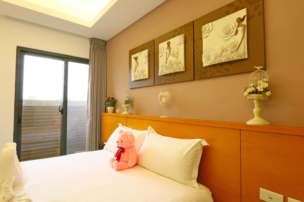 Exclusive Quadruple Room, Mountain View | Egyptian cotton sheets, premium bedding, down comforters, desk