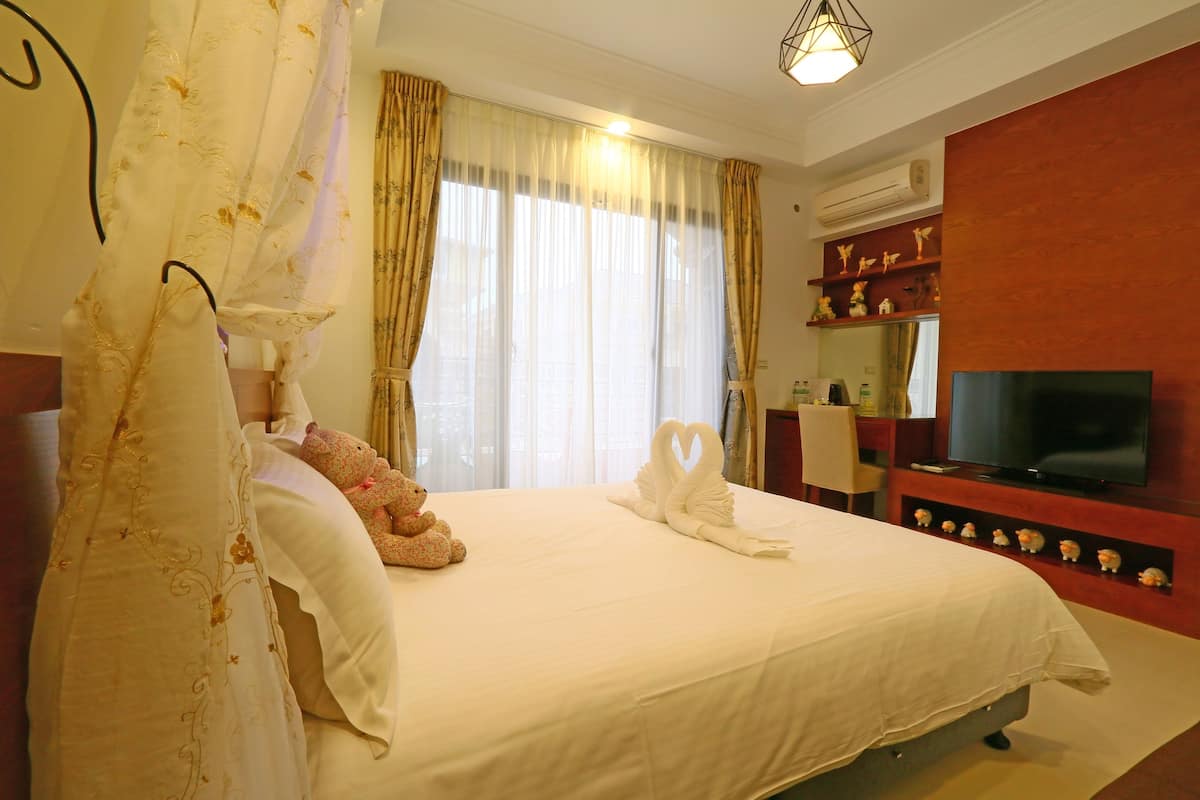 Elite Double Room, Ensuite | Egyptian cotton sheets, premium bedding, down comforters, desk