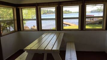 Panoramic Cabin, 2 Bedrooms, Kitchen, Lake View (Willow) | 2 bedrooms, individually decorated, individually furnished, free WiFi