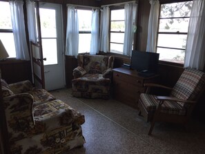 Panoramic Cabin, 2 Bedrooms, Kitchen, Lake View (Birch)