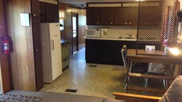 Family Mobile Home, 2 Bedrooms, Kitchen (Westwood) | Private kitchen | Fridge, microwave, oven, stovetop