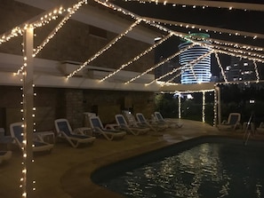 Una piscina techada, una piscina al aire libre