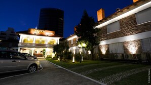 Front of property - evening/night - Hotel Ajax (Punta del Este)