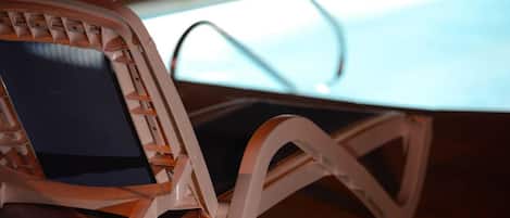 Una piscina techada, una piscina al aire libre