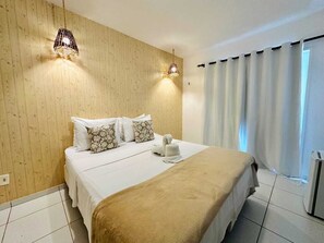 Suite Confort, vista al jardín | 1 habitación, minibar, tabla de planchar con plancha y camas extra 