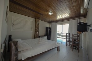 Suite, vistas al mar | 1 dormitorio, minibar, tabla de planchar con plancha y ropa de cama